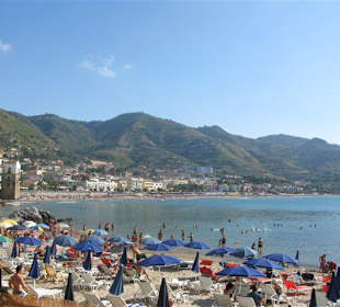 Widok na plażę w Cefalu - widok z miasta