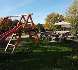 Kinderspielplatz mit Sandkiste vorhanden