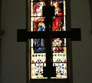 Triumphkreuz vor Kirchenfenster