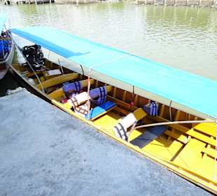 Boot zu den schwimmenden Affen