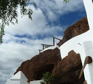 Ein Haus gebaut in Lavafelsen