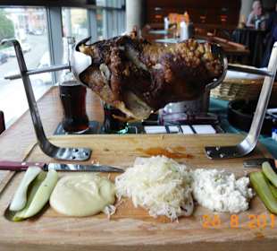 Eisbein gegrillt mit Beilagen