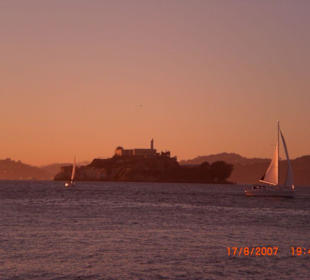 Alcatraz beim Sonnenuntergang vom Pier aus