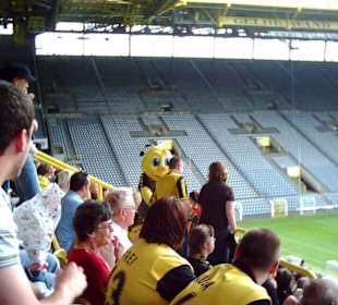 Maskottchen Emma vor der Südtribüne