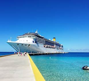 Blick vom Pier auf das Schiff