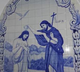 Wände der Kirchen mit Kacheln verziert.