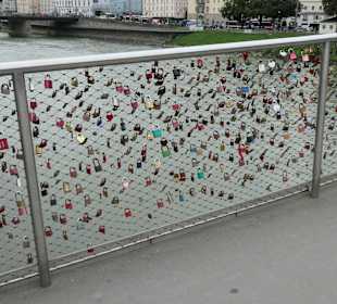 Auf dem Marko-Feingold-Steg (einst Makartsteg)