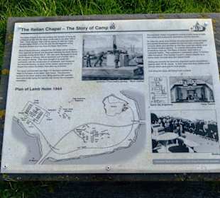 Tafel erinnert an den Bau der Kapelle