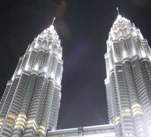 Twin Towers bei Nacht