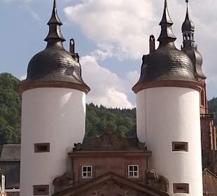 Das Brückentor mit den beiden weißen Tortürmen