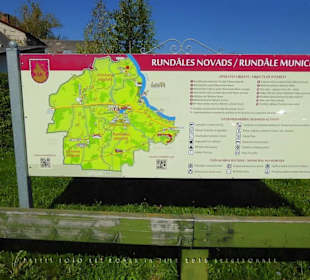 Umliegende Infotafel zu Rundale