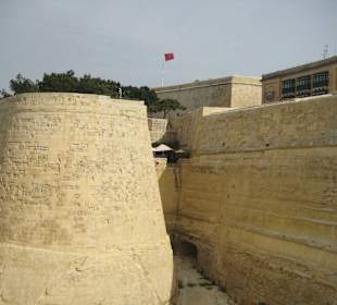 Mauern und Arbeiten rechtsseitig vor dem Tor