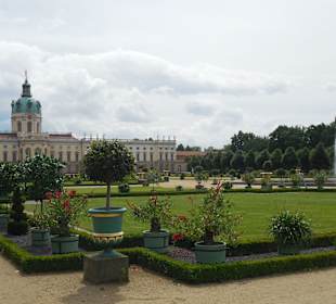 Gepflegte Parkanlage an der Rückseite 