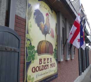 Golden Mug - Hinweistafel