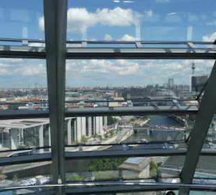 Blick aus der Reichstagskuppel raus auf Berlin