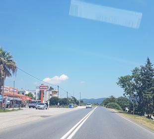 Der Ort Kalives mit Zufahrt zum Hotel