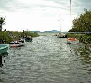 Kleiner Kanal mit Blick auf den Vulkan
