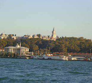 Anleger vor der Galatabrücke