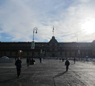 Der Nationalpalast vom Hauptplatz aus gesehen