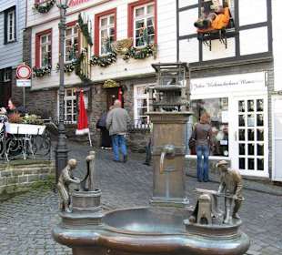 Brunnen vor dem Weihnachtshaus