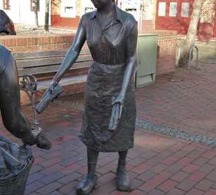 Ansichten des Denkmals für die Torffrauen