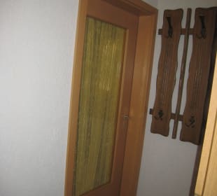 Ausrangierte Garderobe im Zimmer Gasthaus Tauberstube