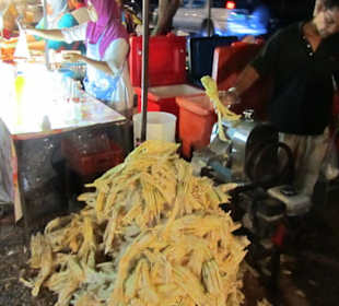 Der Bangtao Nacht-Markt mit Angeboten 022