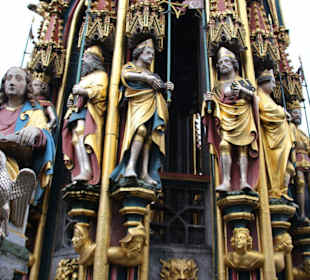 Figuren im Schönen Brunnen