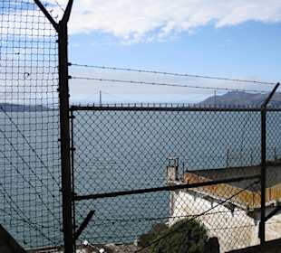 Blick durch Stacheldraht auf die Golden Gate