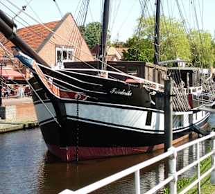 Touristikinformation vor dem Rathaus.