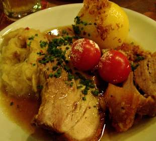 Schweinebraten mit Sauerkraut und Knödel