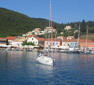 Blick vom Meer auf den Ort