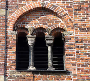 Romanische Fenster der Kirche