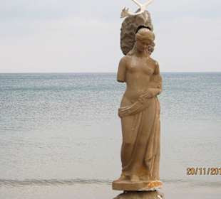 Figur am Strand