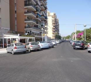 Straße, welche zu den Hotels führt