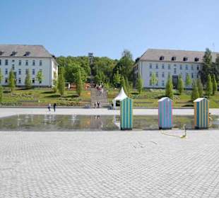 Vom Haupteingang aus gesehen