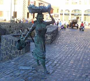 Fischersfrau am alten Hafen