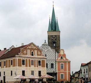 Im Hintergrund ist die St. Jakobkirche zu sehen