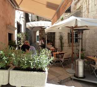 Terrasse mit Tischen auf unterschiedlicher Höhe