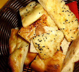 Körbchen mit frischem Brot