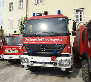 Einsatzfahrzeuge auf dem Gelände