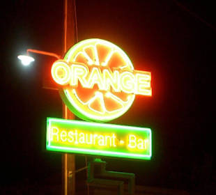 Laganas Mainstreet prächtige Leuchtreklamen