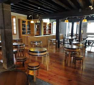 Moderner Verkostungsraum in der Wein Lodge