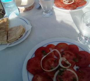 Tomatensalat und Bolo do Caco