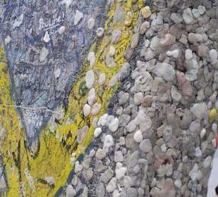 Mauerstück, voll mit Kaugummis