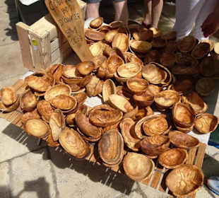 Olivenholzprodukte auf dem Handwerkermarkt