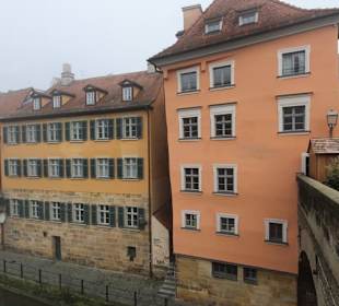 Zum Flussufer runter