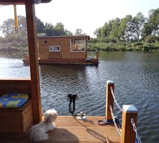 Mit dem Holzfloss unterwegs.