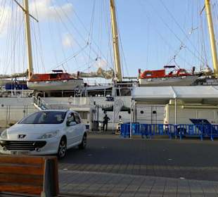 Schiff im Hafen Maó
