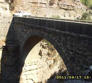 Eine sehr alte Brücke über dem Taurusfluss